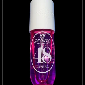 Sol de Janeiro Cheirosa 48 Perfume Mist 240 ml - Fräsch och livlig doft från sol de janeiro, 240 ml. Har noter av guavanektar,  orkidé och rosa mysk. Säljer då den ej kommer till användning, på bilden syns hur mkt som finns i flaskan, nypris 499 kr mitt pris 300 kr