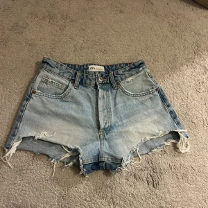Shorts från Zara - Snygga jeans shorts från Zara ,sitter jätte fint på💗