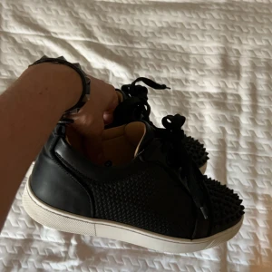 Christian Louboutin  - Säljer dessa skit snygga och unika Loubs. Själv klart äkta och om ni har några frågor är det bara att fråga på. Storlek 39,5 passar 40 och till och med 41. Säljer de pågrund av att de är för små kan också gå med på byten men det måste va Loubs och måste va äkta 
