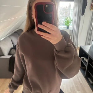 Brun oversized sweatshirt - Mysig brun sweatshirt med rund hals och långa ärmar. Tröjan har en avslappnad, oversized passform och ribbade muddar vid ärmslut och nederkant. Perfekt för en chill och bekväm stil.