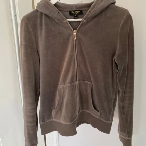 Kofta från Juicy Couture - Skitsnygg brun/grå Juicy Couture kofta! Lite av en vintage-stil. Inga defekter och pris kan diskuteras😊