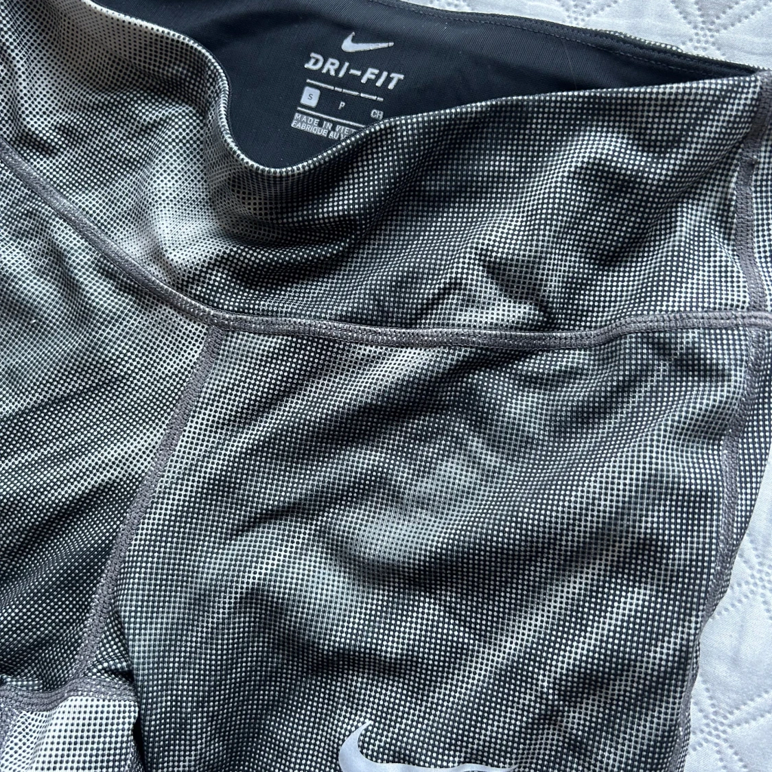 Grå träningsleggings från Nike - 1