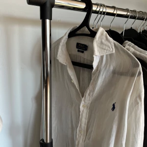Vit linne skjorta från Polo Ralph Lauren - Säljer en snygg linne skjorta från Ralph lauren, perfekt som plain skjorta eller under en tjockare tröja. En pytteliten defekt som du ser på bild (3). 