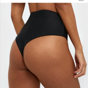 Svart bikiniunderdel från nelly - Bikiniunderdel från nelly. Aldrig använd så prislappen sitter kvar. Storlek S