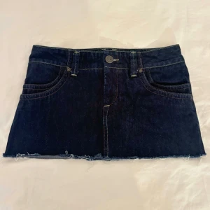 Mini jeanskjol low waist only - Jättefin mini kjol med låg midja. Man ser färgen bäst på sista bilden.  Storlek: 36 Midjemått: 38 cm Längd: 27 cm