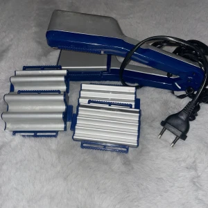 Multifunktionell Plattång med Utbytbara Plattor – Platt, Små Vågor & Stora Vågor -  Den är i bra skick. Pris går att diskuteras. Plattången är mångsidig med utbytbara plattor. Den kan enkelt förvandlas till en vågtång med både små och stora vågar💕💕