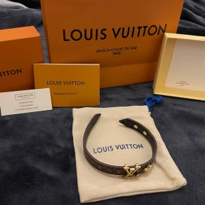 Louis Vuitton icon braclet - PRISET KAN SÄNKAS LÅGT VID SNABB AFFÄR✅ .Säljer ett stilrent armband från Louis Vuitton med deras ikoniska monogramdesign. Armbandet har en elegant guldspänne med LV-logotypen och justerbara tryckknappar. Perfekt accessoar för att lyfta vilken outfit som helst. Frågor och extra bilder är bara och skriva🫡