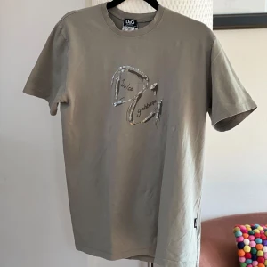 Dolce & Gabbana T-Shirt junior - Hej! Säljer en fin Dolce & Gabbana T-shirt som är i mycket fint skick och som inte har använts så mycket. Mvh