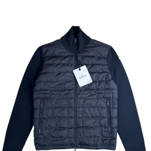 Moncler cardigan  - Moncler tricot cardigan. Storlek S. skick helt ny med tags etc. Färg svart. Nypris 10090 pris 6490 finns att köpa på Fashionels.com