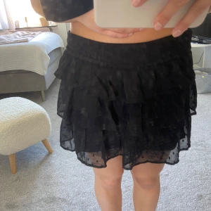 Svart volangkjol  - Superfin volangkjol från Lindex! På bilden är kanten nedvik men funkar såklart att vika upp om man vill ha lite högre midja💞 