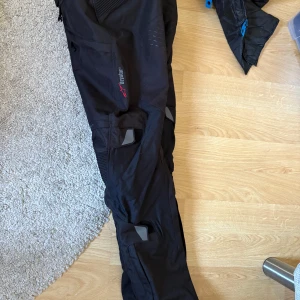 MC byxor - MC byxor från Alpinestars. Använda fåtal gånger under en säsong, som nyskick, inga defekter. Nypris 3000.