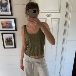 topp - helt oanvänd topp från ZARA i spanien, ord pris 249!! lite skrynklig då den bara legat i garderoben❤️‍🩹 är 179 cm