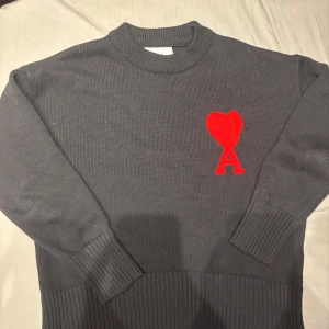 Svart ami Paris  - Tjena, detta är en sjukt fin ami Paris tröja som är väldigt lite använd. Max använd 4 gånger. Skick 9,5/10. Säljer den då jag vill ha pengar istället. Inga defekter alls och är stilren för dig som vill ha en skön look. Hör av er ifall ni har frågor eller vill ha mer bilder!! Pris går att diskutera! (Köparen står för frakt)