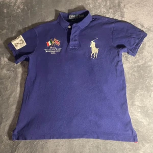 Vintage Piké Från Ralph Lauren - Säljer en vintage piké från Polo Ralph Lauren. Varan är i mycket bra skick och har varit väl omhändertagen. Om du har några frågor så tveka inte att höra av dig. Pris går att diskuteras
