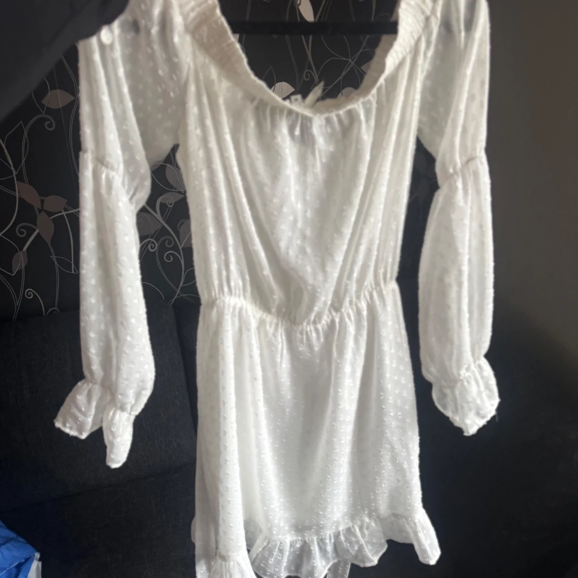 Vit kortklänning med volang och prickigt mönster