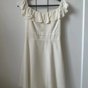 Off shoulder klänning - Köpt på Zara i Paris, klänningen finns inte längre. Passar perfekt till student eller skolavslutning 💓💓💓 tvättar innan!