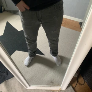 Grå Replay Anbass jeans - Snygga grå Replay Anbass jeans i slim fit. De har en klassisk femficksdesign och är perfekta för en stilren look.