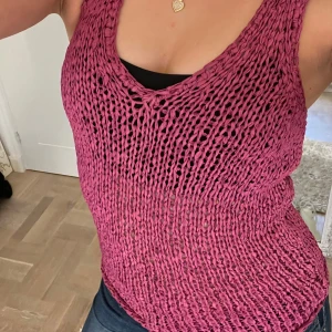 Rosa stickad linnetopp från Ralph Lauren - Säljer en rosa stickad linnetopp från Ralph Lauren. Toppen är ärmlös med v-ringning och har en luftig, grovstickad design som ger en cool och avslappnad look. Perfekt för varma dagar eller som ett lager över ett linne.