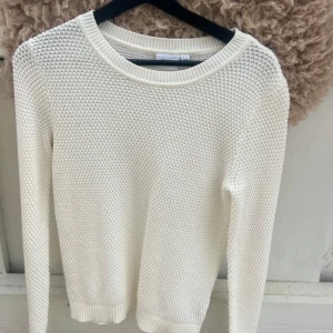 Vit stickad tröja från VILA - Säljer en stilren vit stickad tröja från VILA i storlek S. Tröjan har rund halsringning och lång ärm, med ett diskret strukturerat mönster i materialet. Den är enkel att matcha. Endast använd 1 gång. SKRIV INNAN KÖP! ❤️