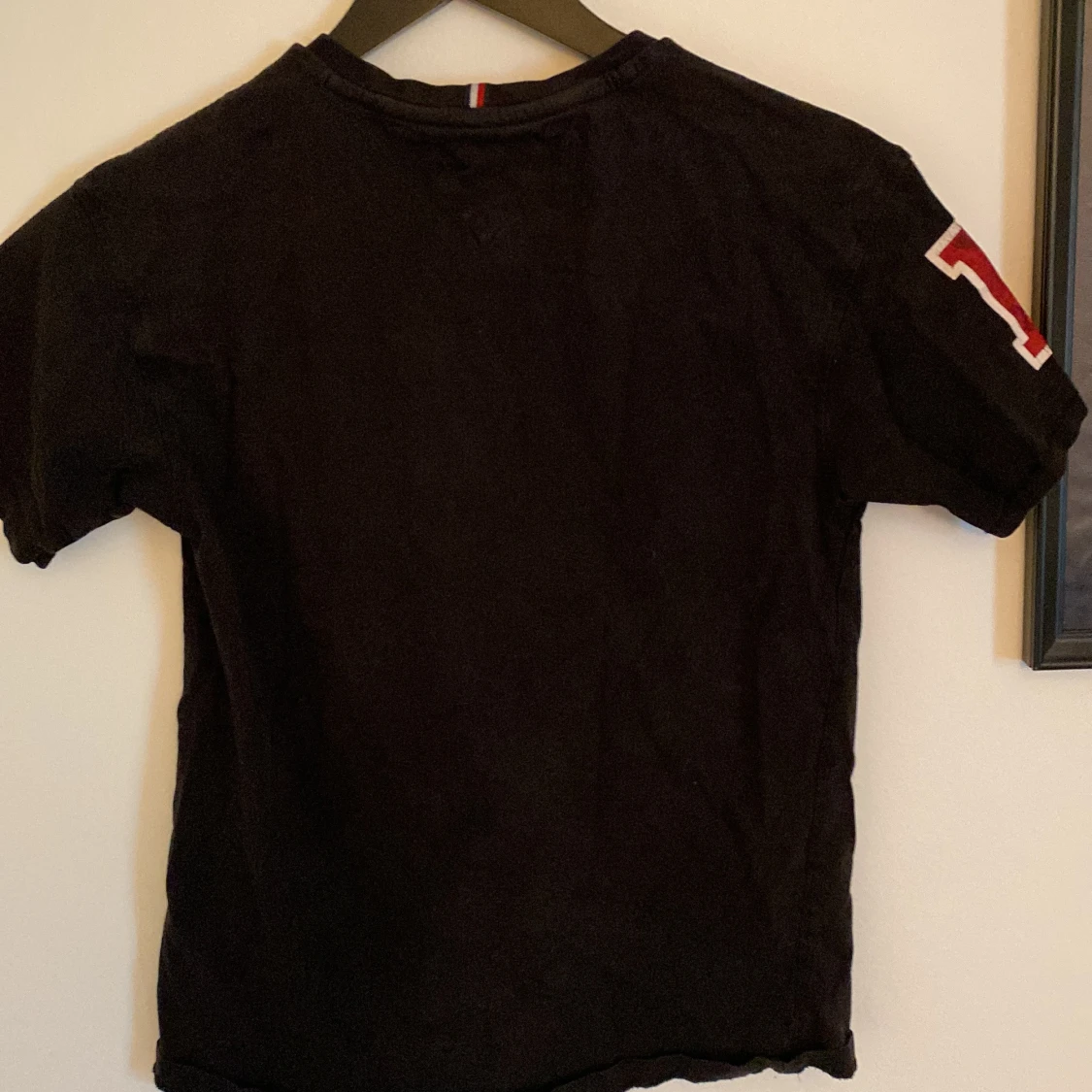 Svart t-shirt från Tommy Hilfiger med tryck - 2