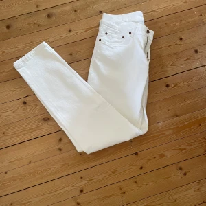 Oscar Jacobson vita jeans  - 31/32, helt oanvända, nypris 1600 