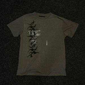 Custom Cybersigilism Tshirt - Size: S väldigt cool. Handmålad med textilfärg!