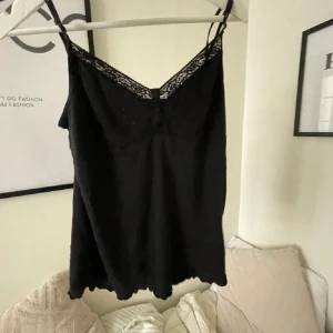 Calvin klein linne m spets - Skit snyggt calvin klein linne som inte kommer till användning 🤍 storlek M men passar mig som bär xs/s