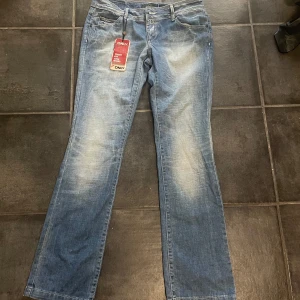 Blå jeansbyxor från ONLY - Blåa utsvängda jeans från Only. Helt oanvända med prislappen kvar.  Size w30 L34