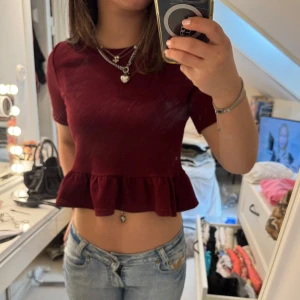 T-shirt topp - Såå snygg topp i vinröd med volang!!🥰💕