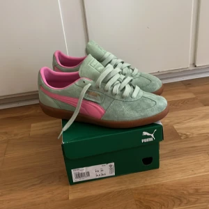 Puma Palermo  - Säljer ett par snygga Puma Palermo i mintgrönt mocka med rosa sidodetaljer och innersida. 9/10 skick Size 44
