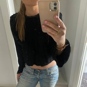 Svart blus  - Sötaste blusen från zara! Den har detaljer där fram och passar till allt💕