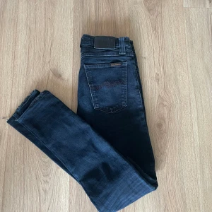 Nudie jeans - Riktigt snygga mörkblåa nudie jeans till sommaren🤩 skick 9/10. Storlek W27 L23 men passar W28 också.
