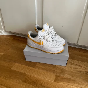 Nike Air Force 1 med gul swoosh - Nike AF1 White University Gold
