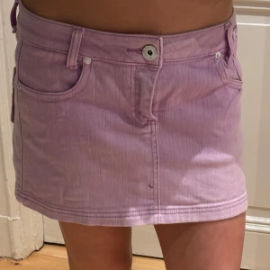 Lågmidjad jeanskjol - Violett lågmidjad jeanskjol, midjemått rakt över ca 38cm💕