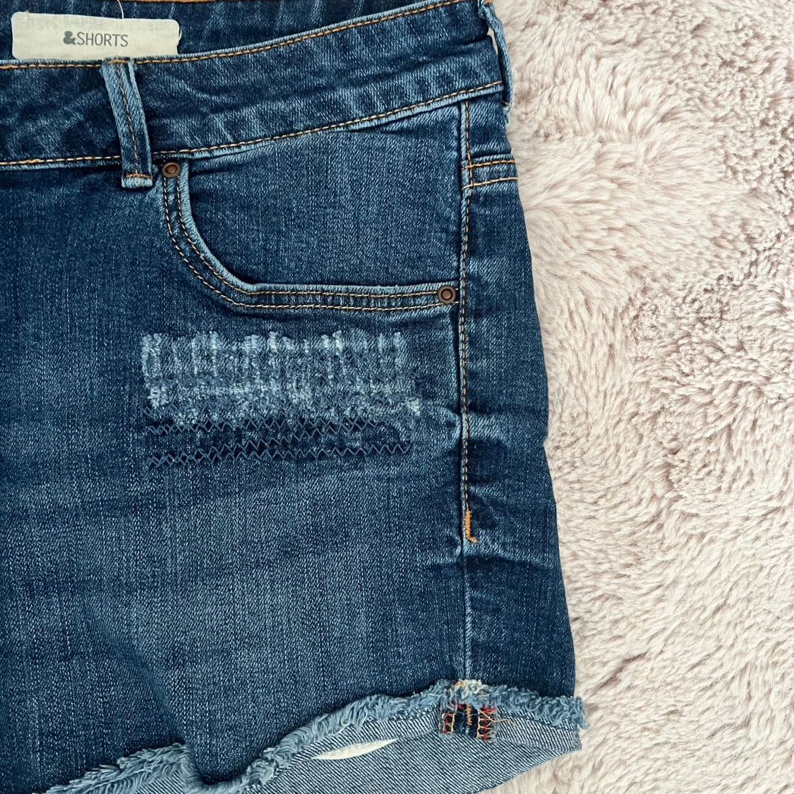 Blå jeansshorts med fransig kant från &Shorts - 1