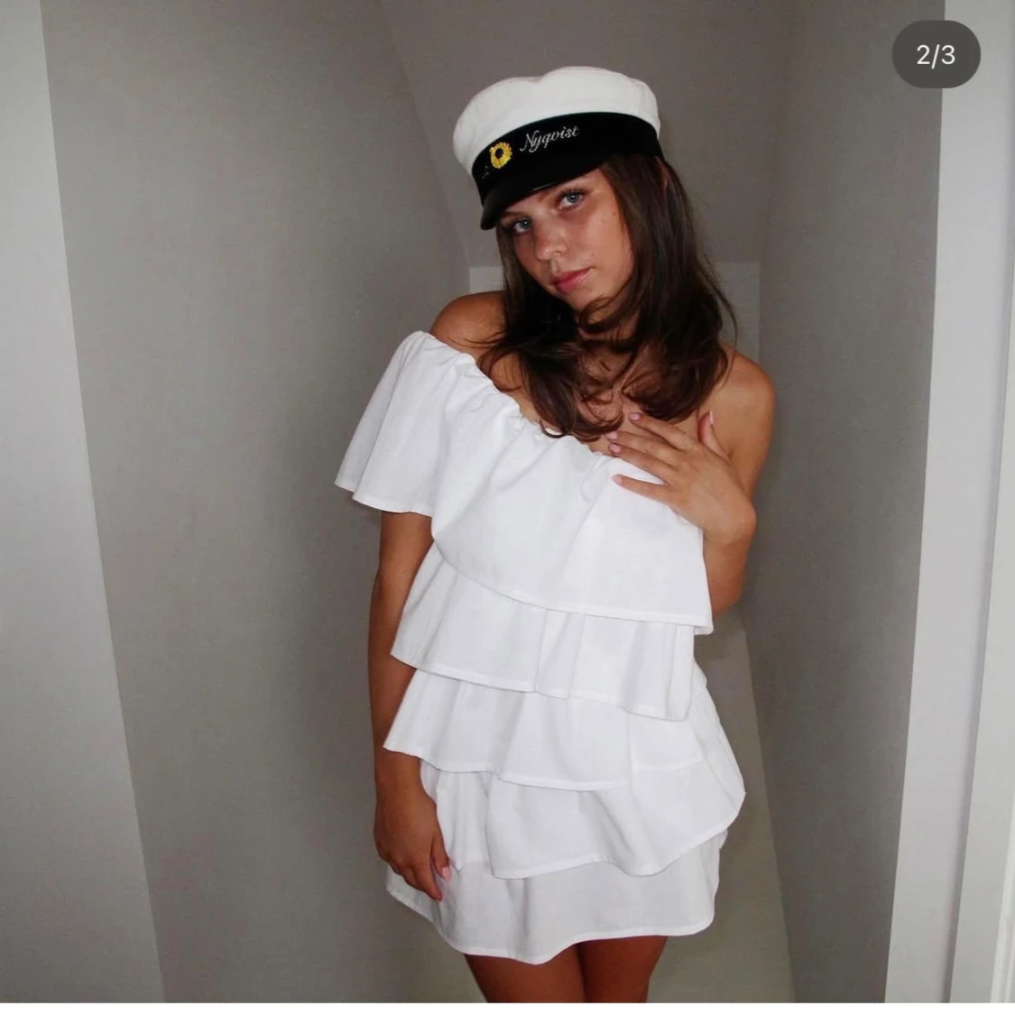 Vit volangklänning med one shoulder 