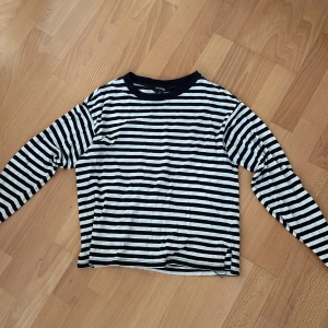 Randig långärmad tröja från Monki - Säljer en svartvit randig långärmad tröja från Monki. Perfekt för en avslappnad stil. Tröjan har en klassisk rund halsringning och är tillverkad i ett mjukt material. Använd fåtal gånger! 💗