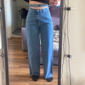 Blå jeansbyxor från Missguided - Säljer ett par snygga blå jeansbyxor från Missguided. Aldrig använda. Storlek 36L