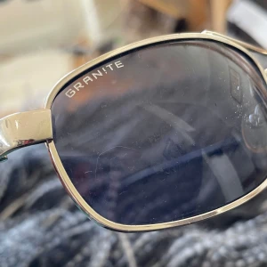 Granite solglasögon pilotmodell silver retro vintage  - Ett par snygga pilot glasögon från Granite som är använda men i bra skick. De är ett måste inför kommande sommarsäsong eftersom ALLA måste äga minst ett par av modellen pilot glasögon 