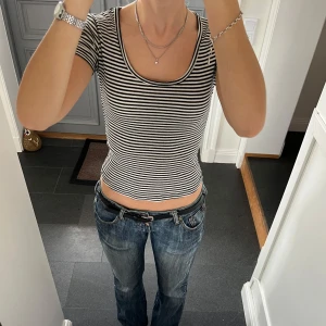 Randig topp - Svartvit tröja från Brandy Melville i storlek S. Fint skick. Använd gärna köp nu!