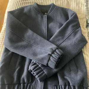 Jacka - Super snygg jacka använd 2-3 gånger, köpt för 350