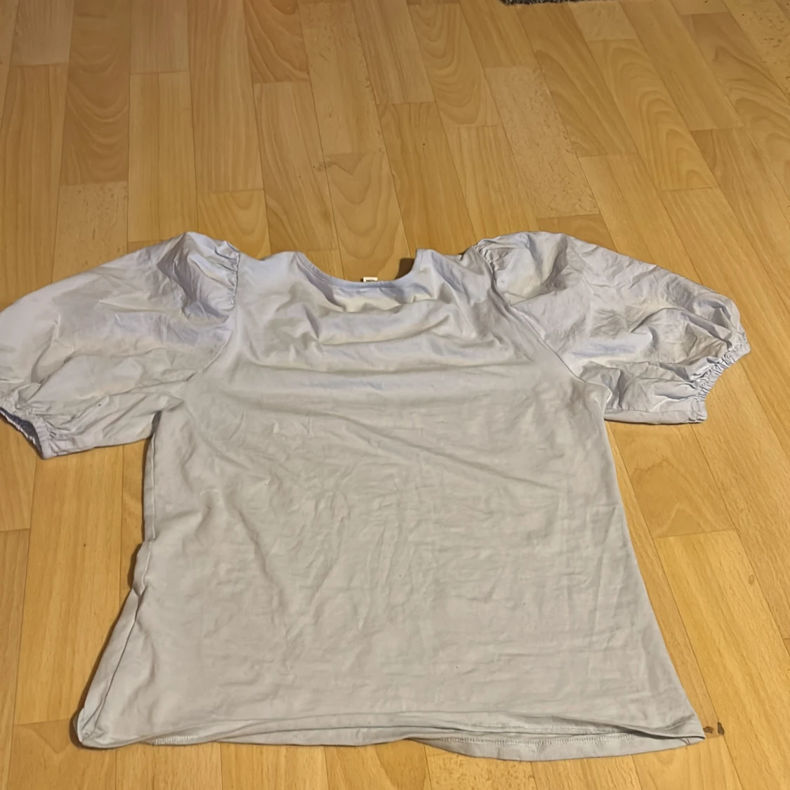 Vit topp med puffärmar - 1