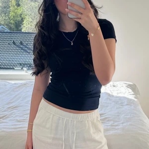 Marinblå t-shirt från Gina - En enkel och stilren marinblå t-shirt från Ginatricot. T-shirten har en figurnära passform. Perfekt basplagg att matcha med olika outfits.