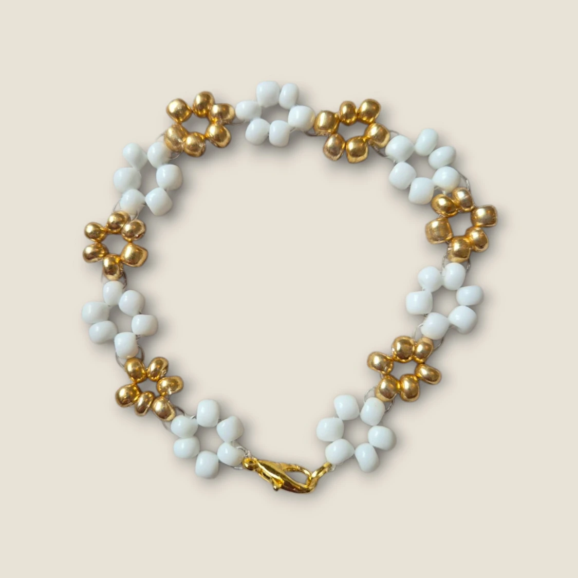 Pärlarmband med blommor i vitt och guld