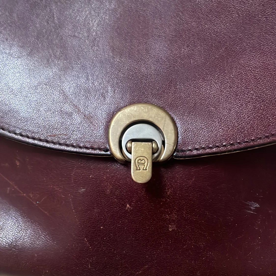 Vinröd axelväska från Etienne Aigner - 2