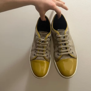 Lanvin skor  - Säljer ett par beige Lanvin-sneakers i storlek 42, men de funkar även om du har 43 (jag har själv 43 och de sitter bra). Riktigt snygga och stilrena skor som passar till det mesta – jeans, kostymbyxor, du väljer. Sköna att gå i och perfekt om du vill ha något som känns både lyxigt och enkelt på samma gång.