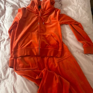 Orange juicy couture set - Ett härligt set i strl M som knappt är använt. Köparen står för frakten. 