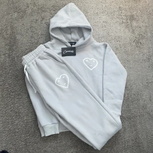 Carsicko tracksuit - Oanvänd Carsicko tracksuit som jag ärvt av min kusin. Köpt förra året när märket hade deras realease. Snörerna finns med också 