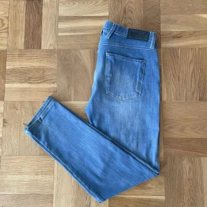 Blå jeans från Replay - Snygga blå jeans från Replay med en klassisk design. Storlek är W33 L32. Hör av er vid frågor.