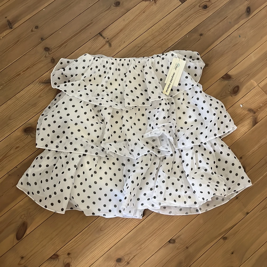 Vit prickig klänning med volanger